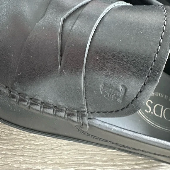 Tod's Men's Black Leather Slip-On Loafers - Picture 10 of 11